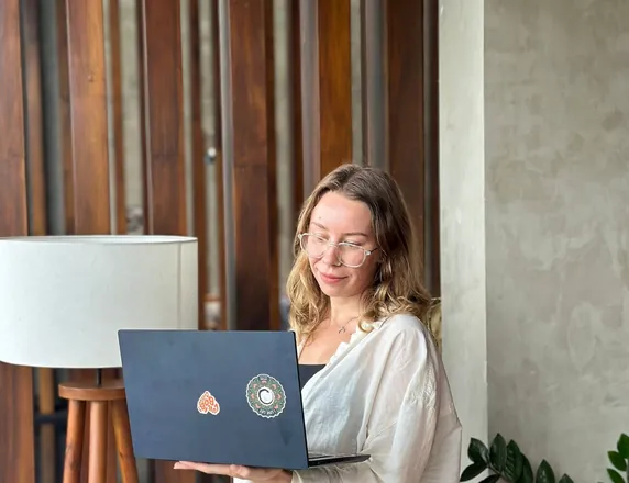 Tanya holding her laptop